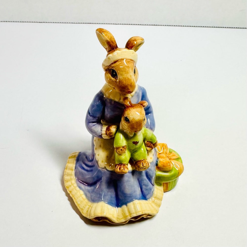 Royal Doulton - Bunnykins Childhood Memories Quiet Time - Figurine 2004 Easter